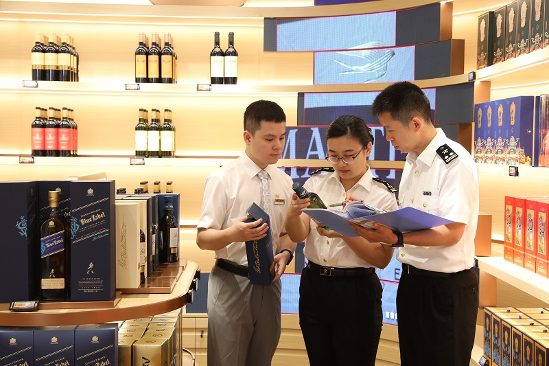 广州海关所属天河海关关员在清点市内免税店陈列的免税货物2（麦东豪+摄）