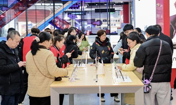 2026年“新国补”落地，消费者在重庆京东MALL选购手机。(受访者供图) 