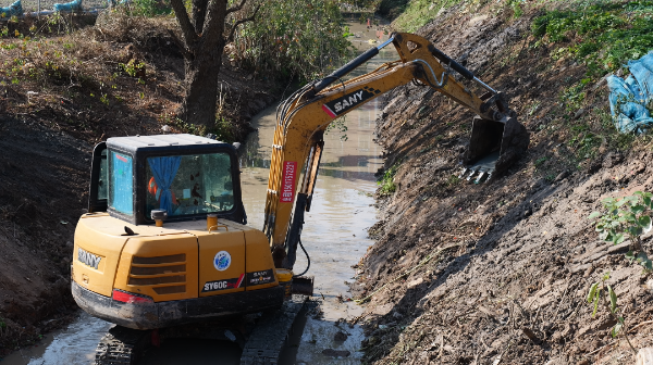 白云区抢险清淤专业队使用挖掘机进行清淤作业.png