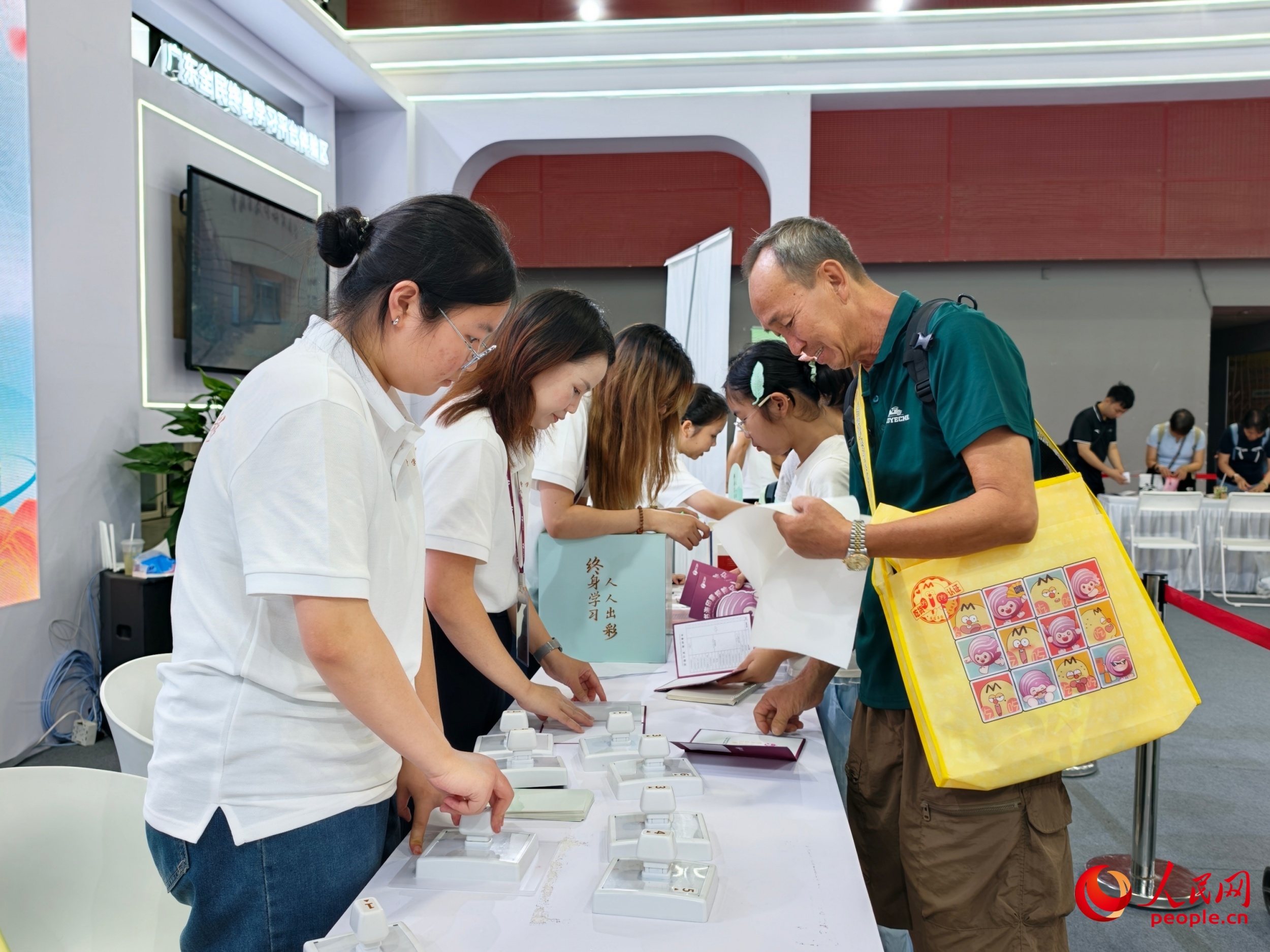 读者在终身学习馆参与趣味互动。人民网记者 王雅蝶摄