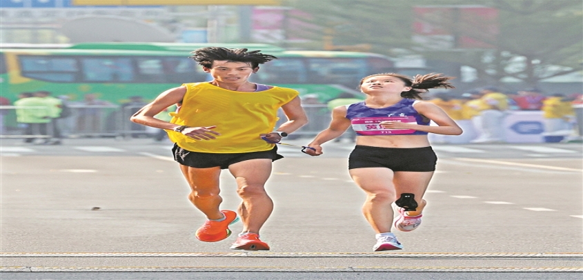 残特奥会田径比赛 领跑员和队员携手冲线