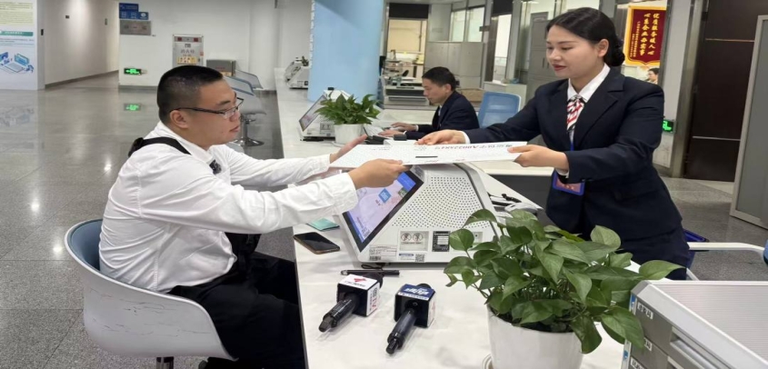 广州政务服务中心开工首日：“服务大使”穿梭大厅，把窗口“搬”到群众身边